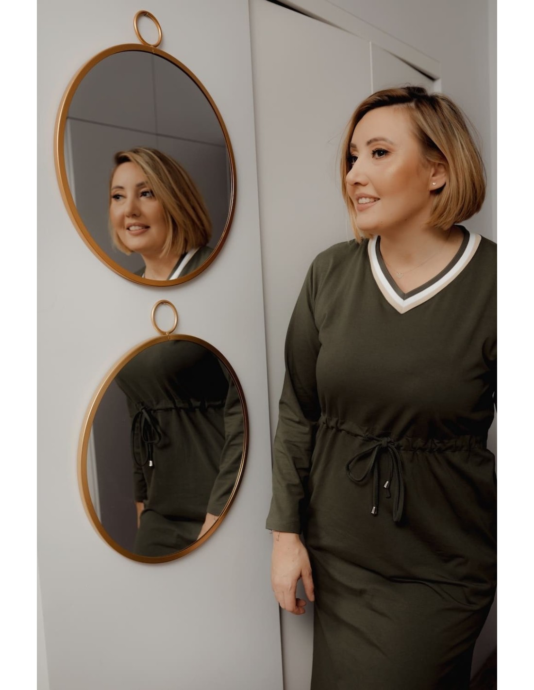 Sukienka Plus Size wiązana w pasie khaki FK569 - Sklep internetowy - Butik