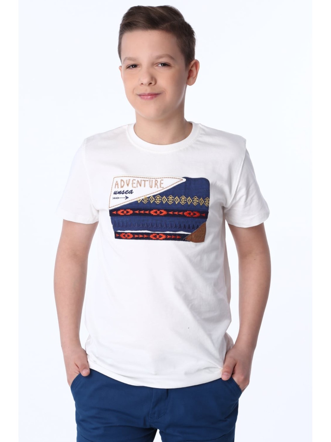 T-shirt chłopięcy z haftowaną aplikacją kremowy NDZ47002 - Sklep internetowy - Butik